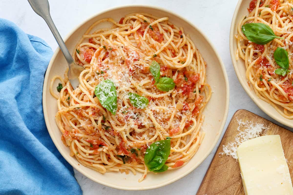 Master Easy Pasta Pomodoro: Fresh Tomatoes in 25 Minutes